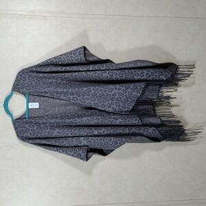 04151 Woolrich gray & tan animal print fuzzy sweater knit poncho O/S